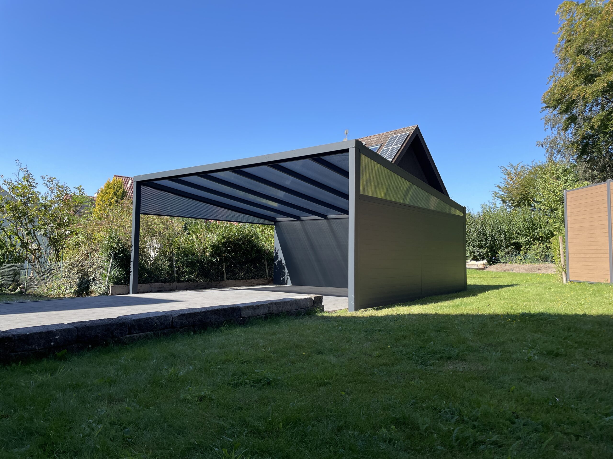 Carport mit Polycarbonatdach und geschlossener Seitenwand in Delbrück